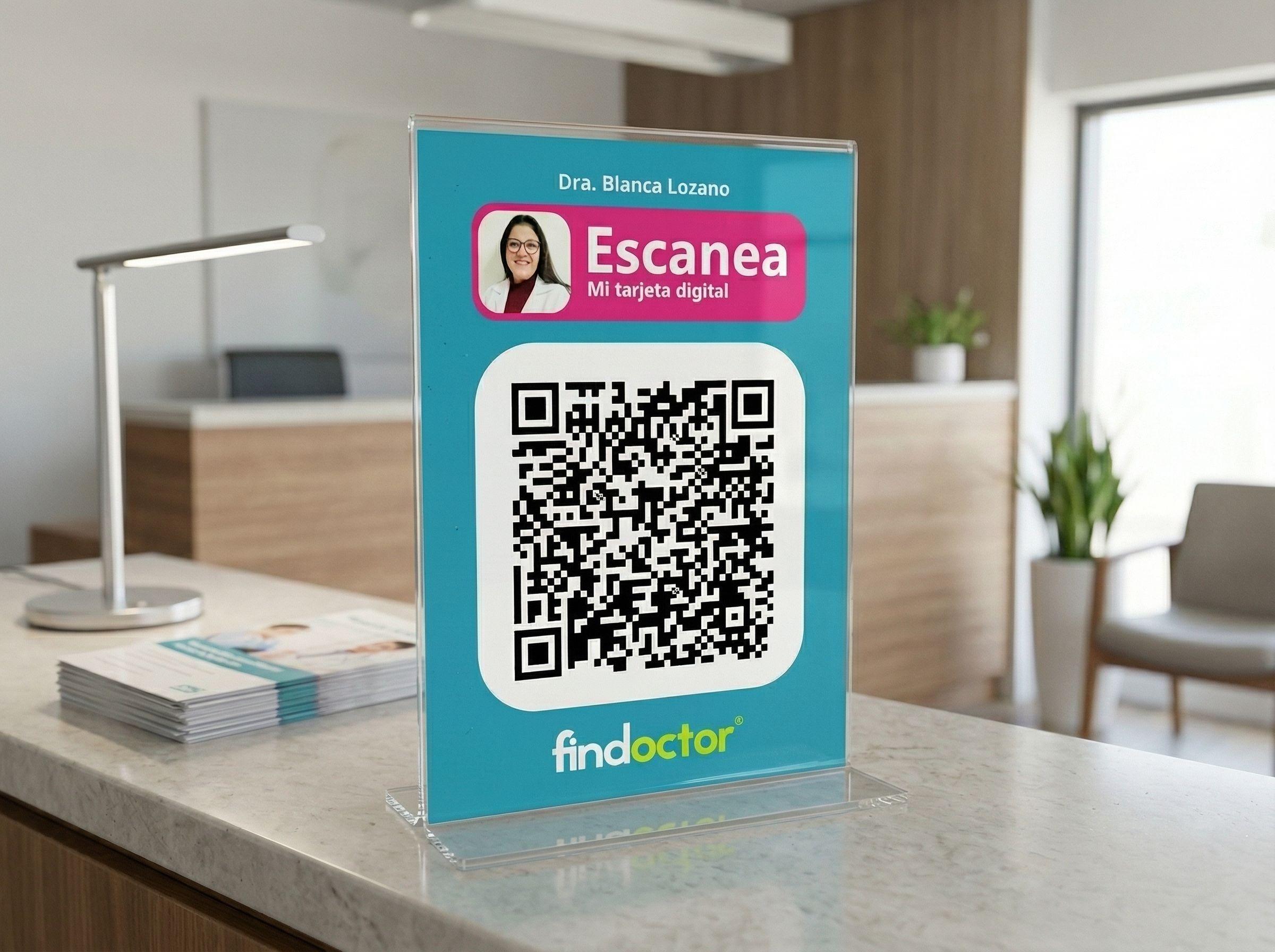 exhibidor-qr-tarjeta-digital-findoctor-recepcion-clinica.jpg